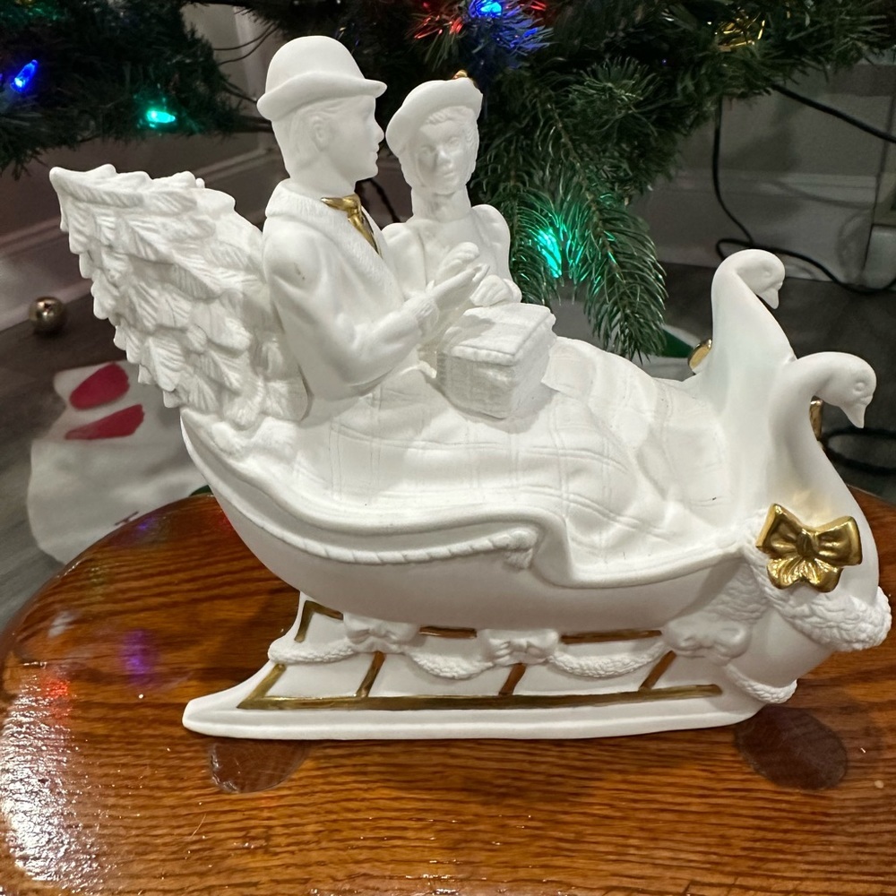 LENOX 1993 Musical Sleigh…Plays O Christmas Tree…A Young Couple in a Sleigh. - Picture 11 of 11